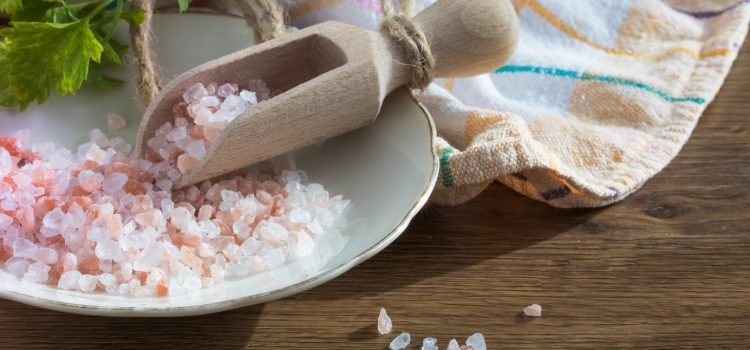 5 sposobów na zmniejszenie spożycia soli